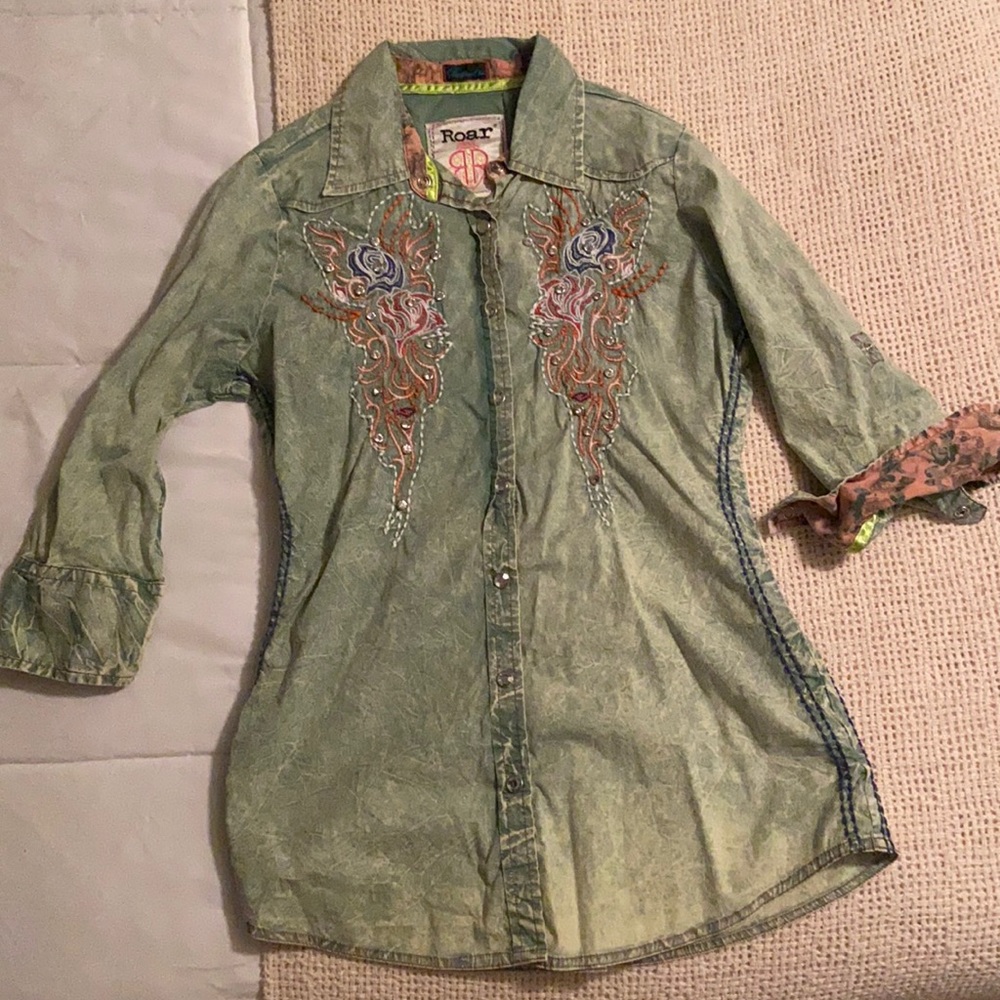 Roar shirt in great condition!